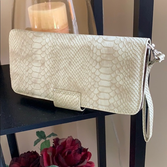 B2GOFREE 🍭Clutch/Wristlet NWTs - Picture 2 of 8